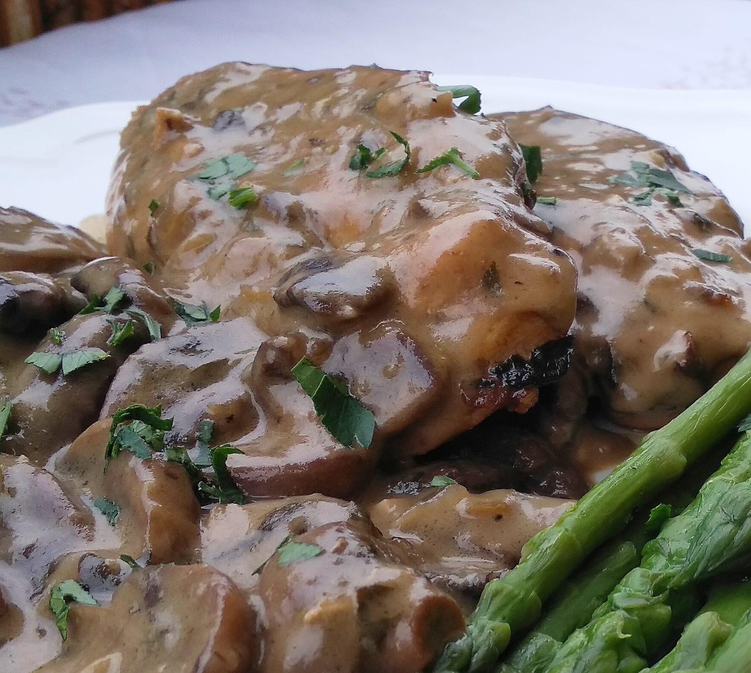 Κοτόπουλο με σάλτσα Μαδέρα (sauce Madeira ) Κοτόπουλο με σάλτσα Μαδέιρα _