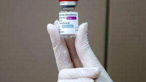 Το εμβόλιο της AstraZeneca συνδέεται με τις θρομβώσεις