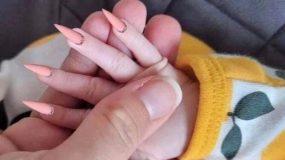 Αδιανόητο: Μαμά έβαλε ψεύτικα νύχια στο μωρό της_