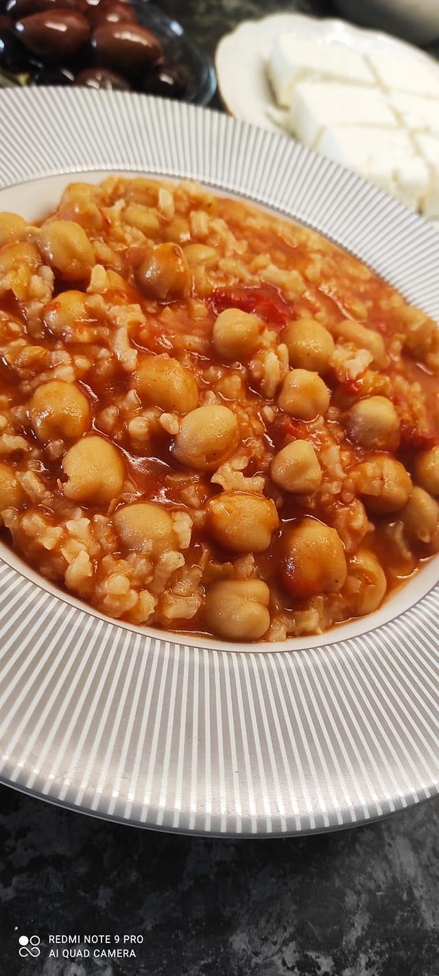 κοκκινιστά ρεβίθια με ρύζι 