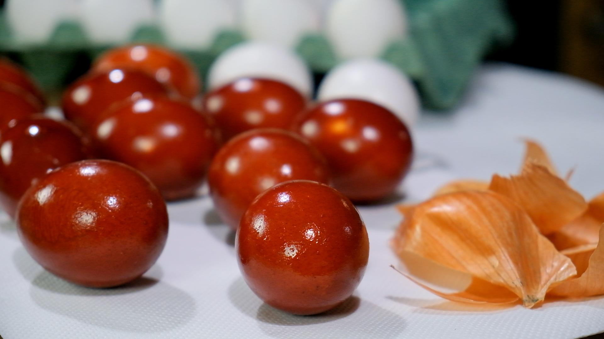 Γυαλιστερά_ κόκκινα_ Πασχαλινά_ αυγά_ με _φλούδες_ κρεμμυδιού_