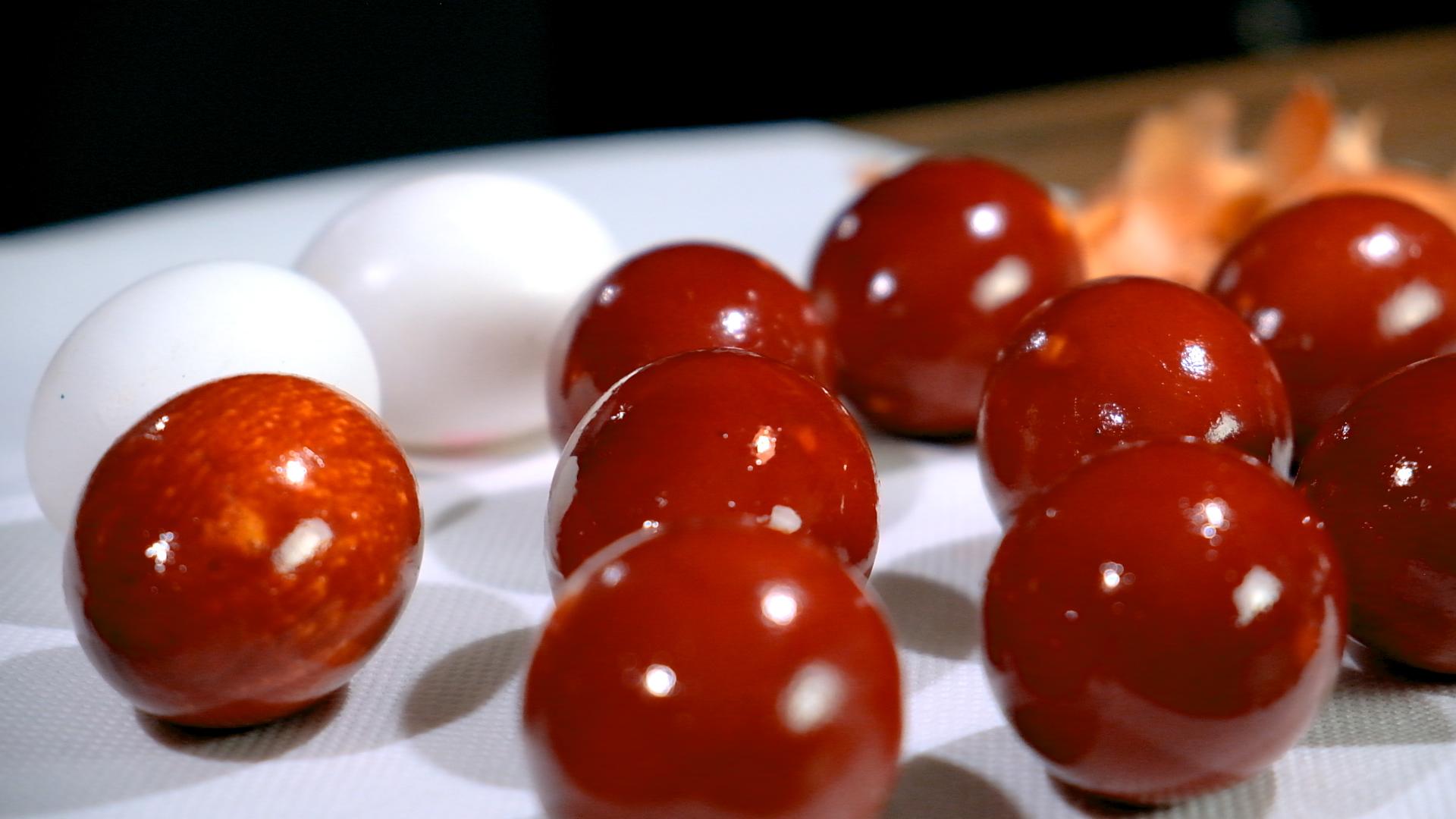 Γυαλιστερά_ κόκκινα_ Πασχαλινά_ αυγά_ με _φλούδες_ κρεμμυδιού_ Γυαλιστερά_ κόκκινα_ Πασχαλινά_ αυγά_ με _φλούδες_ κρεμμυδιού_