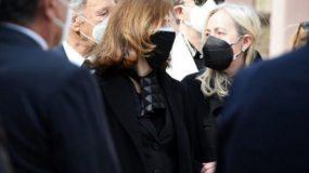 Τάκης Βουγιουκλάκης: Συντετριμμένη η Έφη Πίκουλα στην κηδεία του συζύγου της