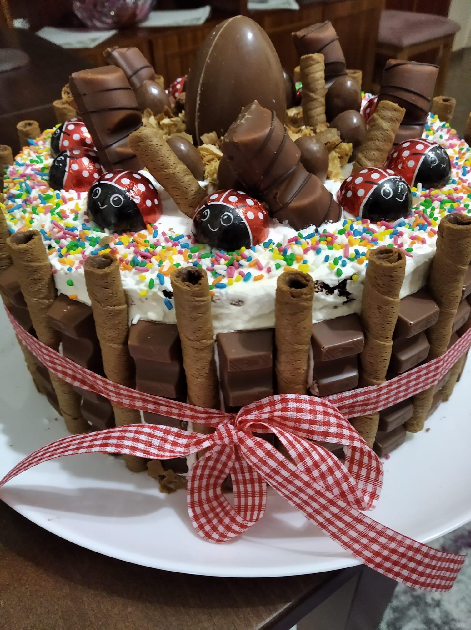 Εύκολη_ τούρτα_ κίντερ _για _παιδικά_ γενέθλια_ Συνταγή_ 