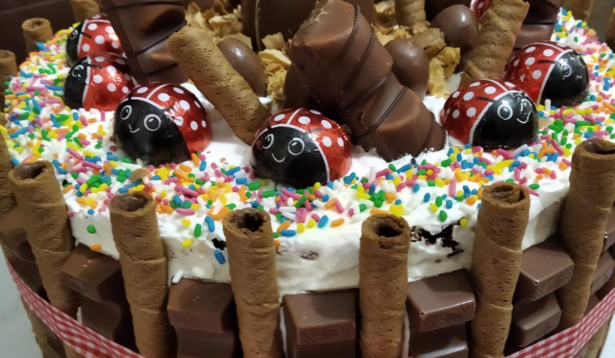 Εύκολη_ τούρτα_ κίντερ _για _παιδικά_ γενέθλια_