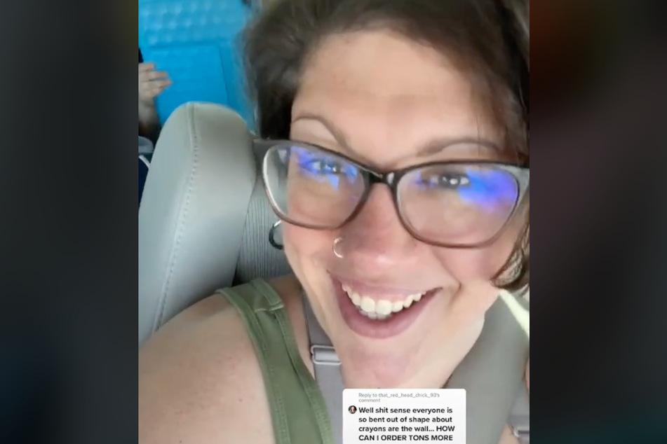 Μαμά αφήνει το γιο της να ζωγραφίζει σε όλους τους τοίχους του σπιτιού