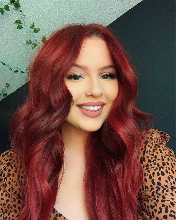 βαθύ_κόκκινο_σε_μακριά μαλλιά_με_χάλκινες_αποχρώσεις_