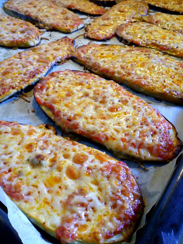 Σκορδάτες Μελιτζάνες με σάλτσα ντομάτας 