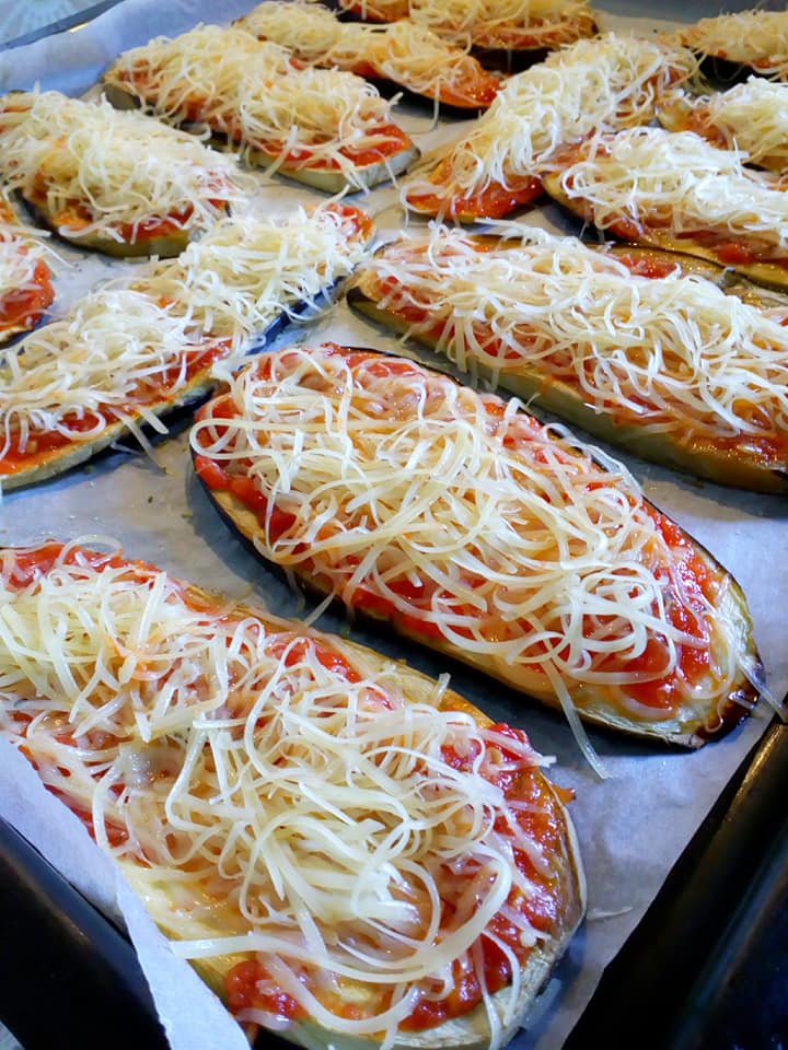 Σκορδάτες Μελιτζάνες με σάλτσα