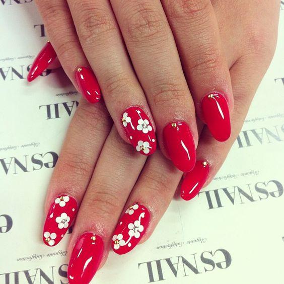 κόκκινα_νύχια_με_μαργαρίτες_