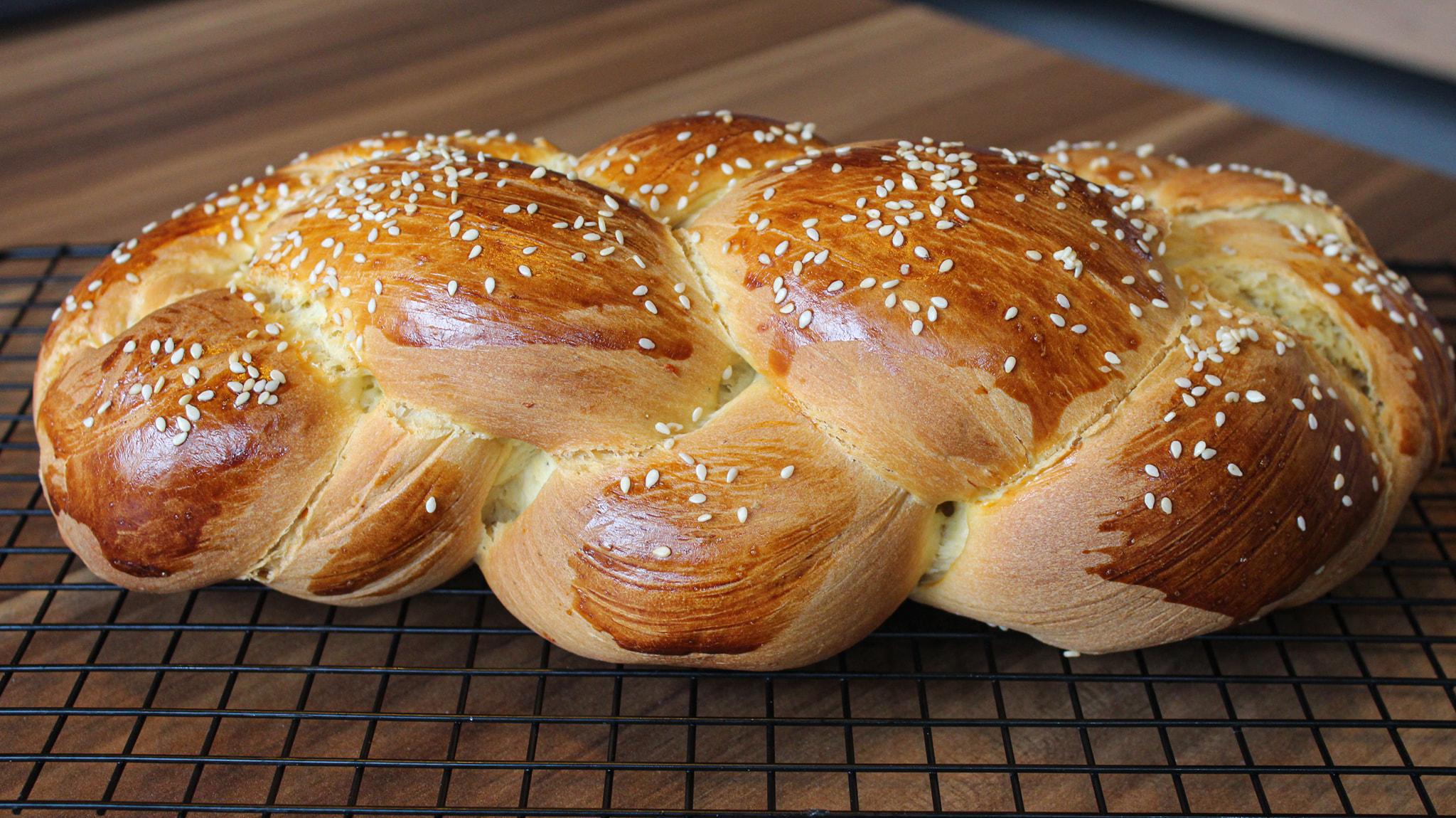 Τα τσουρέκια του Δημήτρη Μιχαηλίδη με ζαχαρούχο (βίντεο)