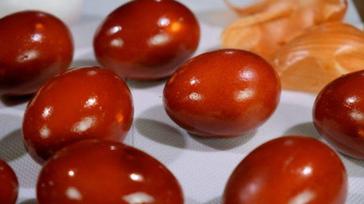Γυαλιστερά κόκκινα Πασχαλινά αυγά με φλούδες κρεμμυδιού