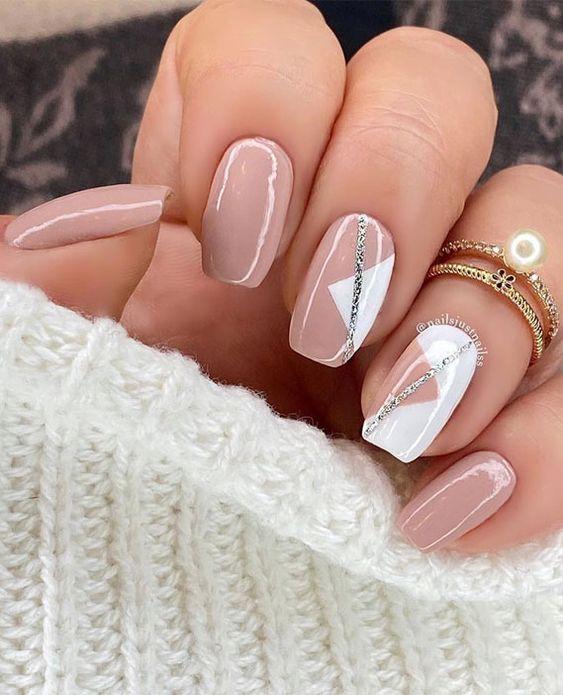 μπεζ_και_λευκά_νύχια_με_γκλίτερ_