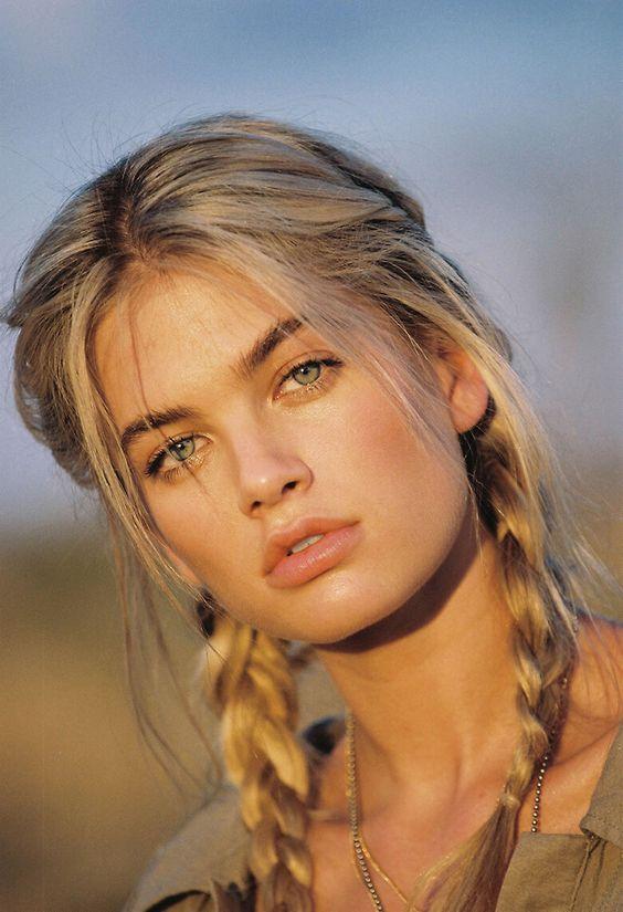 πλεξούδες_σε_μεσαίου μάκρους μαλλιά_ χτενίσματα_ τον_ Μάιο_ του _2021_