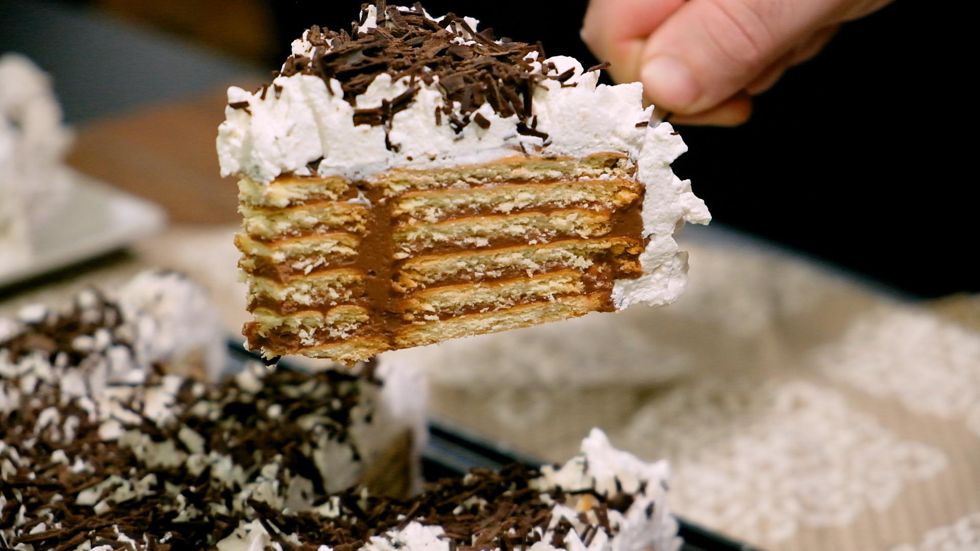 Γλυκό ψυγείου_με μπισκότο_πραλίνα σοκολάτας_και_σαντιγί_