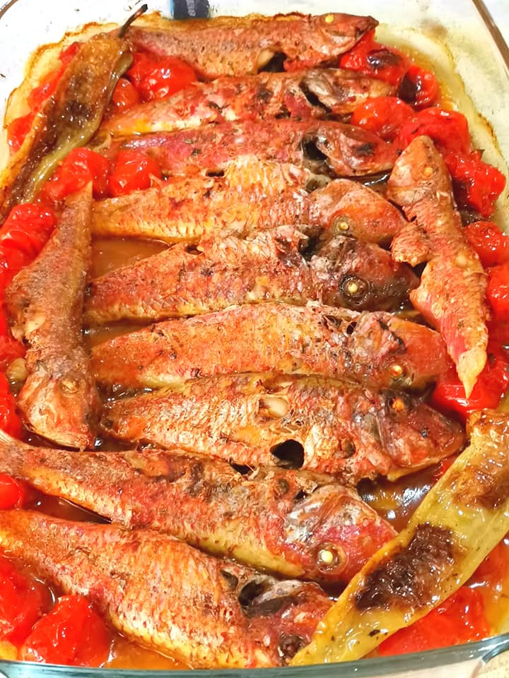 Μπαρμπούνια _στον _φούρνο _με _ντομάτα_