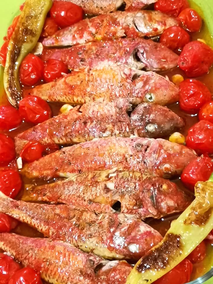 Μπαρμπούνια _στον _φούρνο _με _ντομάτα_