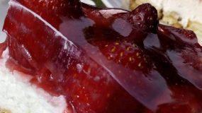 Εύκολο γλυκό ψυγείου με σώς φράουλας