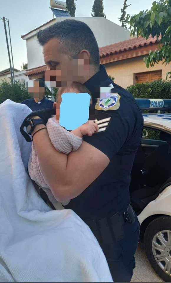 Γλυκά νερά : Η φωτογραφία που ραγίζει καρδίες την ώρα που αστυνομικοί απομακρύνουν το μωρό από την αγκαλιά της νεκρής μητέρας