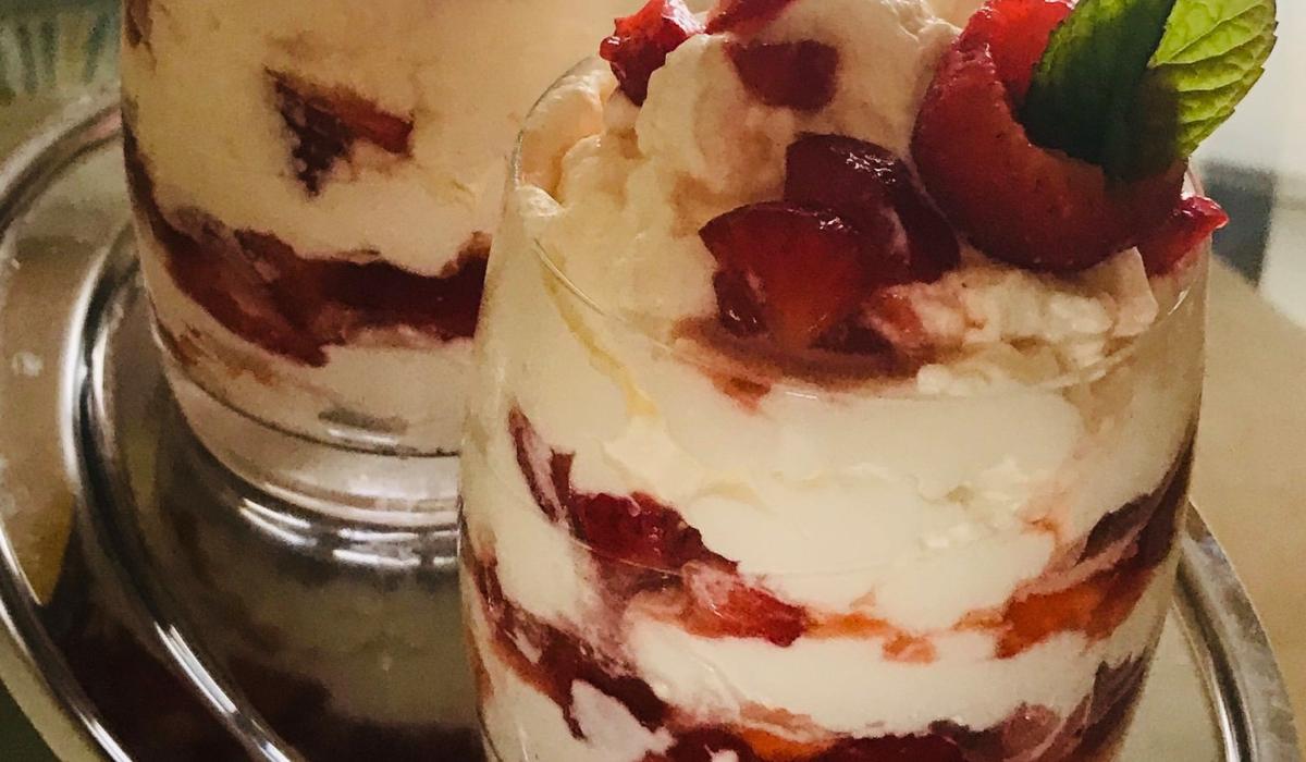 Φράουλες με σαντιγί στο ποτήρι