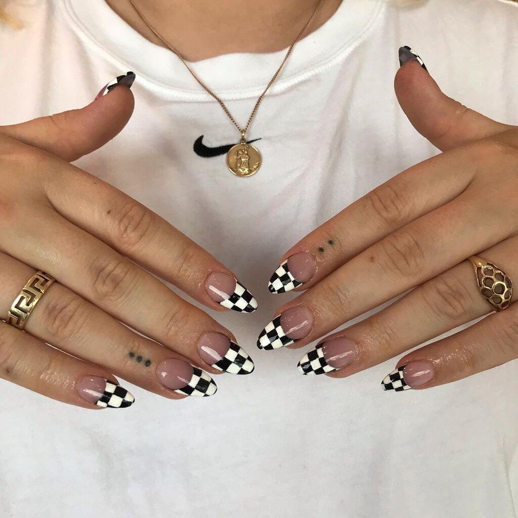 παραλλαγή γαλλικού μανικιούρ_με_νύχια_σκακιέρα_