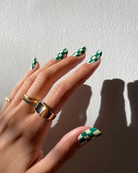 νύχια_σκακιέρα_σε_πράσινο_χρώμα_