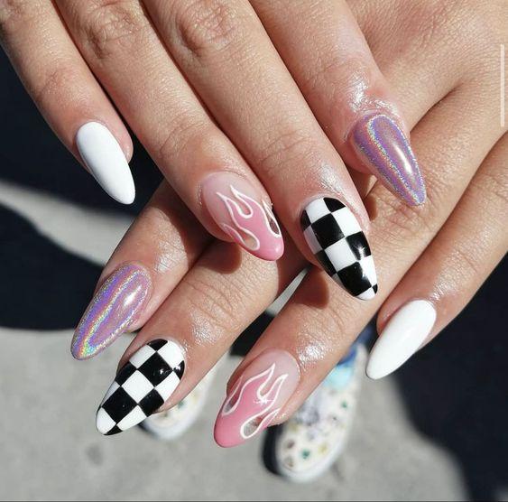 νύχια σκακιέρα_με_ροζ_φλόγες_και_ιριδίζον_μοβ_