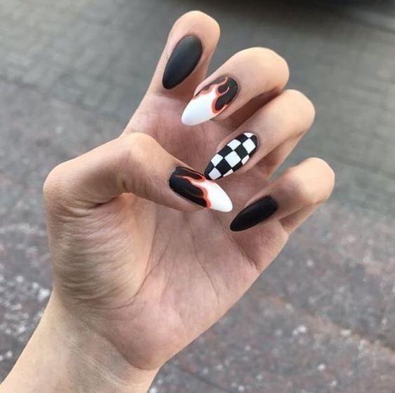 νύχια_σκακιέρα_με_λευκές_φλόγες_