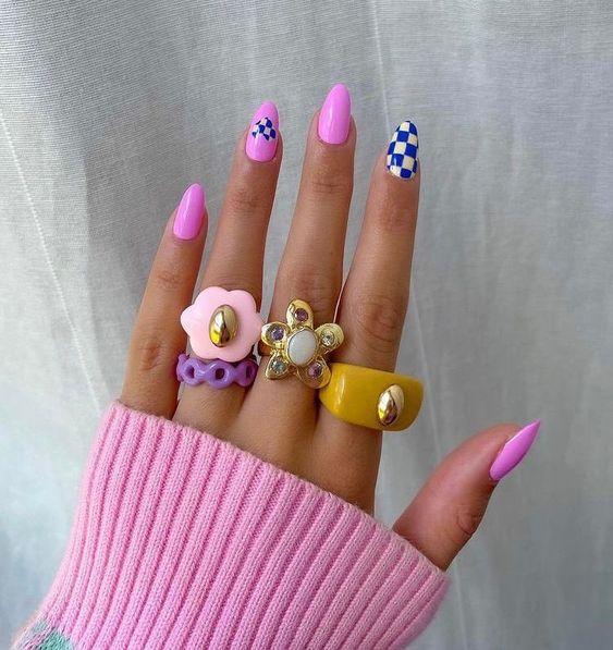 μπλε_νύχια_σκακιέρα_με_ροζ_νύχια_