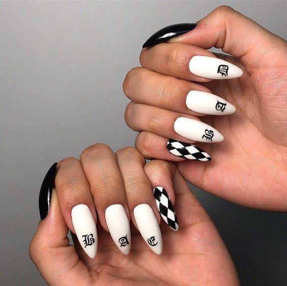 λευκά_νύχια_με_ιαπωνικά γράμματα_και_νύχια_σκακιέρα_