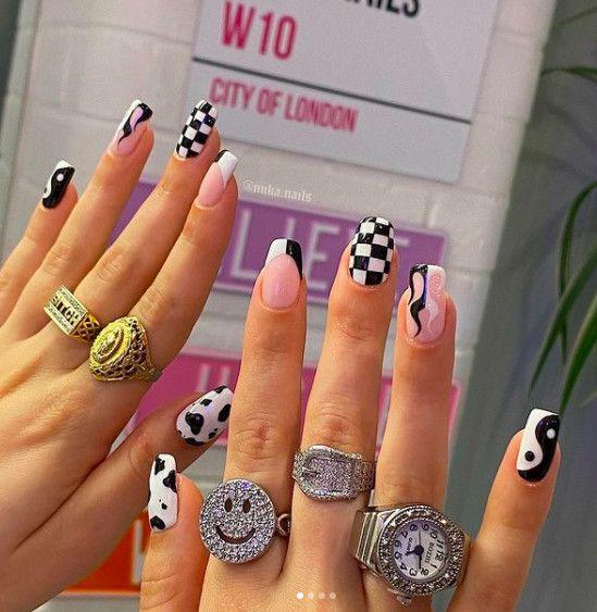 ροζ_νύχια_με_σκακιέρα_