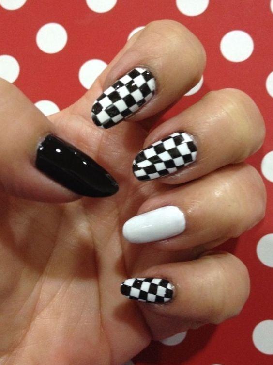νύχια_σκακιέρα_με_μαύρο_χρώμα_