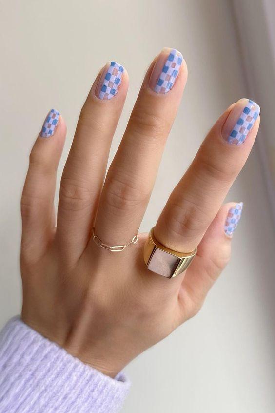 νύχια σκακιέρα_σε_θαλασσί_χρώμα_