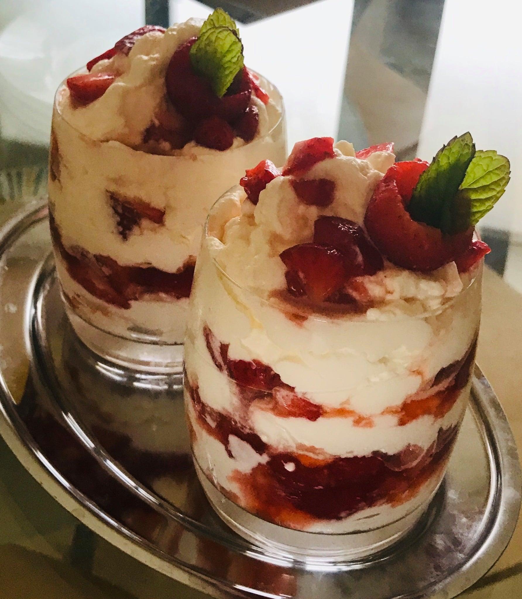 Κέρασμα με φράουλες & σαντιγί