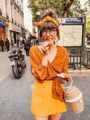 πορτοκαλί μπλούζα_με_κίτρινη_μίνι φούστα_