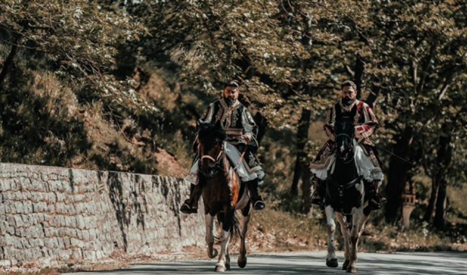 Ζευγάρι από τα Τρίκαλα τίμησε τα 200 χρόνια από την Ελληνική Επανάστασή με τον πιο παραδοσιακό τρόπο