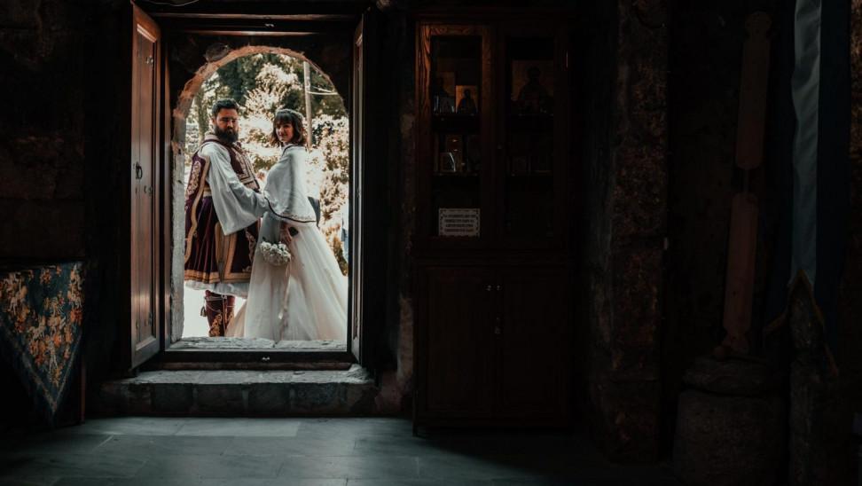 Ζευγάρι από τα Τρίκαλα τίμησε τα 200 χρόνια από την Ελληνική Επανάστασή με τον πιο παραδοσιακό τρόπο – Βίντεο