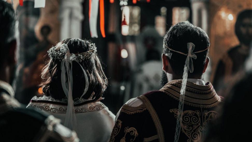 Ζευγάρι από τα Τρίκαλα τίμησε τα 200 χρόνια από την Ελληνική Επανάστασή με τον πιο παραδοσιακό τρόπο – Βίντεο