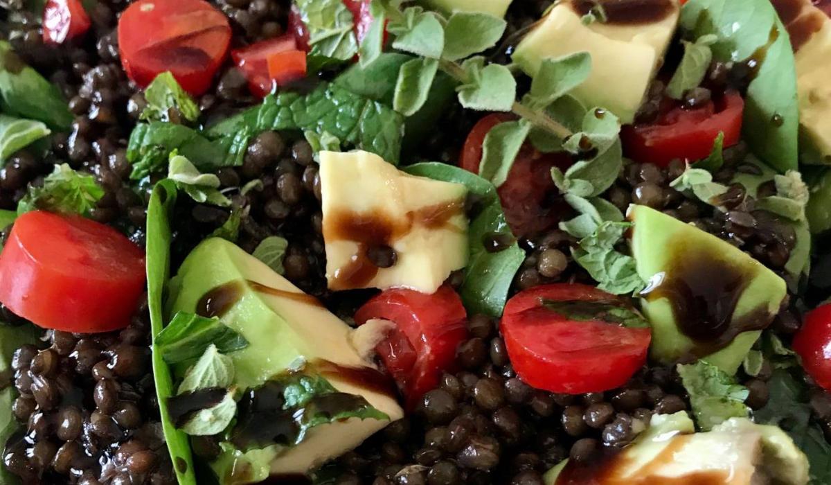 Σαλάτα με φακές ,αβοκάντο και ντοματίνια_