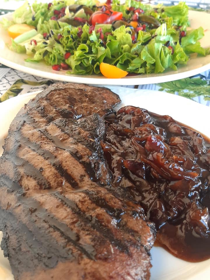 Μοσχαρίσιο συκώτι_με_καραμελωμένα_κρεμμύδια_