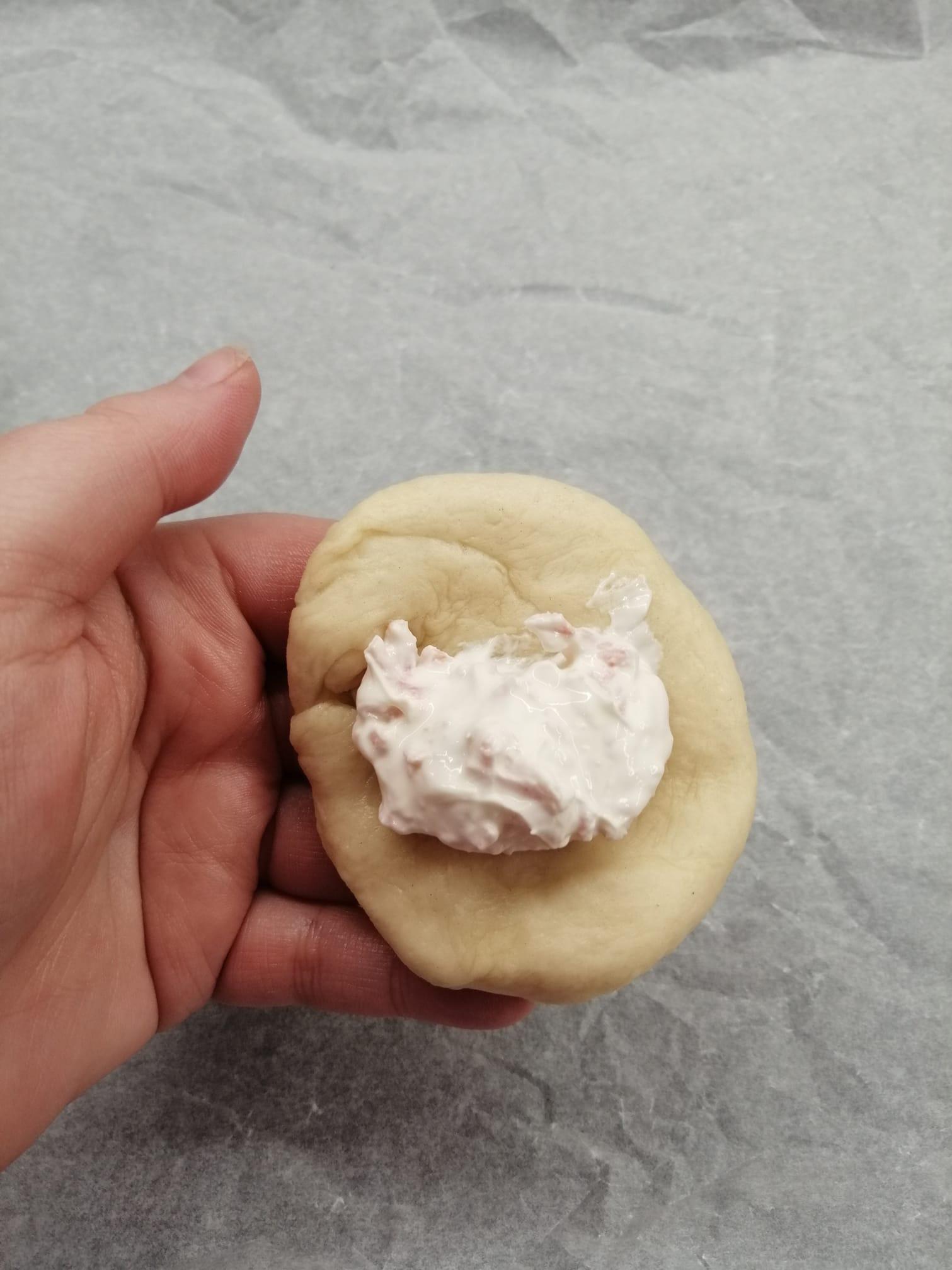 Ψωμάκια γεμιστά_με τυρί κρέμα_και_σαλάμι_