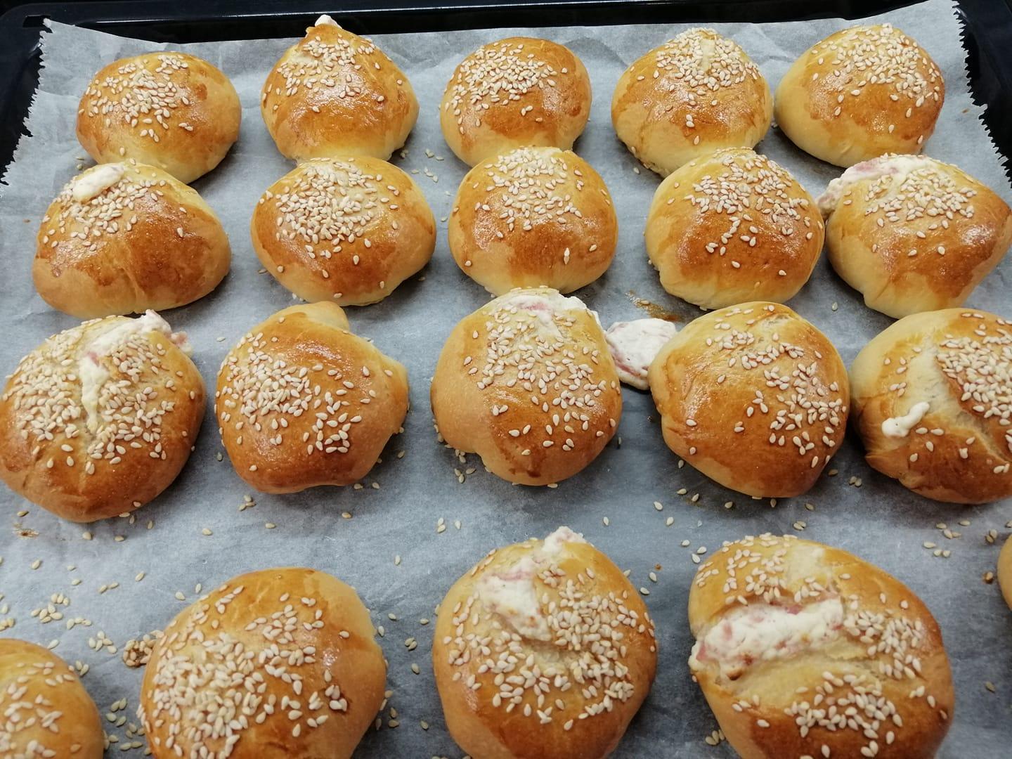 Ψωμάκια γεμιστά_με τυρί κρέμα_και_σαλάμι_