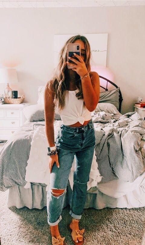 λευκή_μπλούζα_με_τζιν_παντελόνι_με_σκισίματα_