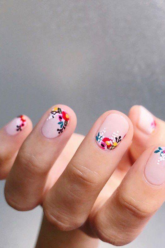 φλοράλ_νύχια_σε_φυσική βάση νυχιών_