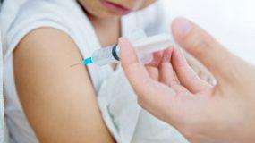 Ανοιχτό το ενδεχόμενο για τον εμβολιασμό των παιδιών πριν τη νέα σχολική χρονιά