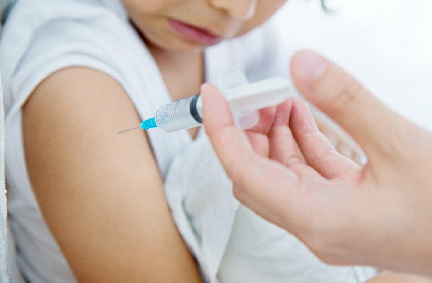 Ανοιχτό το ενδεχόμενο για τον εμβολιασμό των παιδιών πριν τη νέα σχολική χρονιά