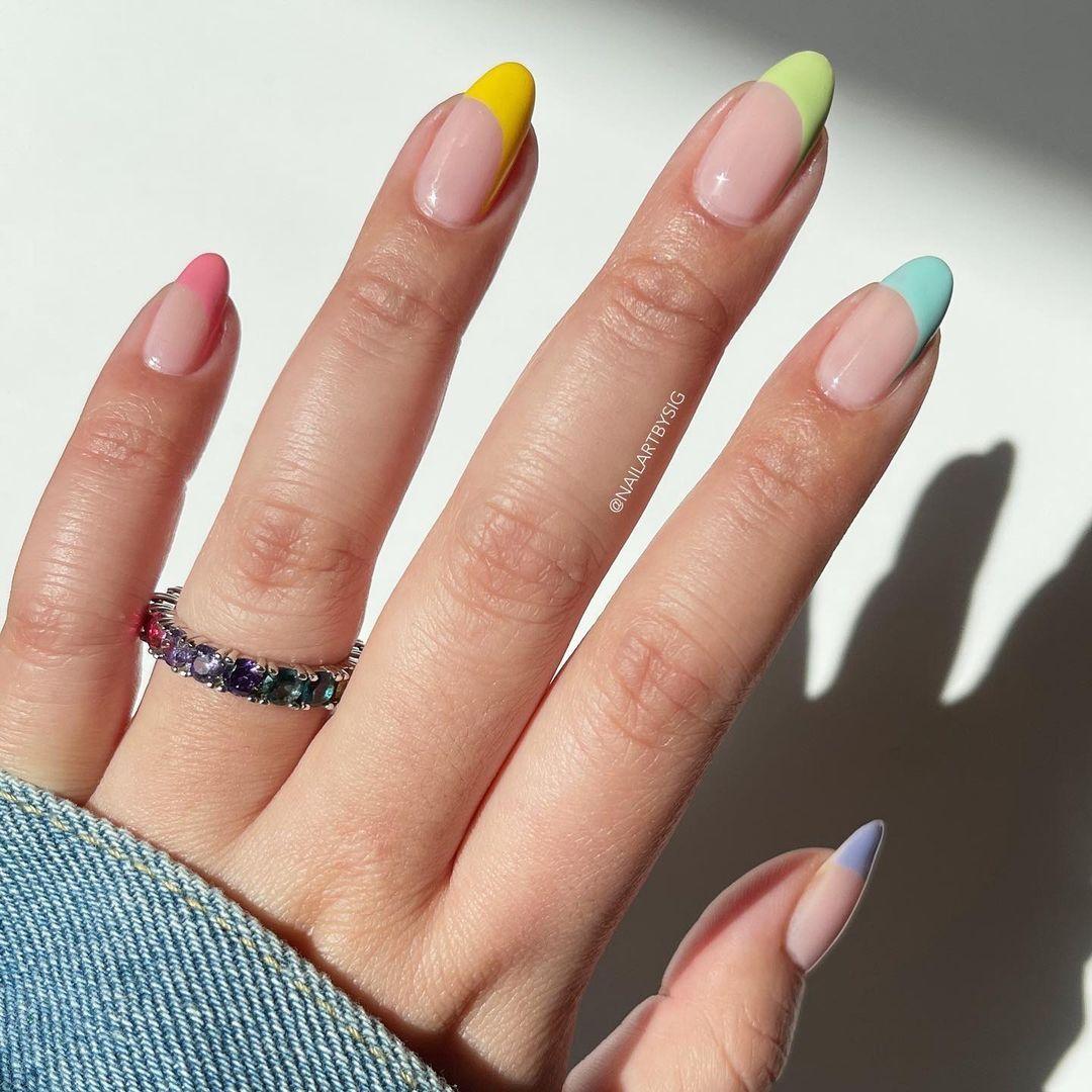 παραλλαγή_γαλλικού μανικιούρ_σε_παστέλ_χρώματα_