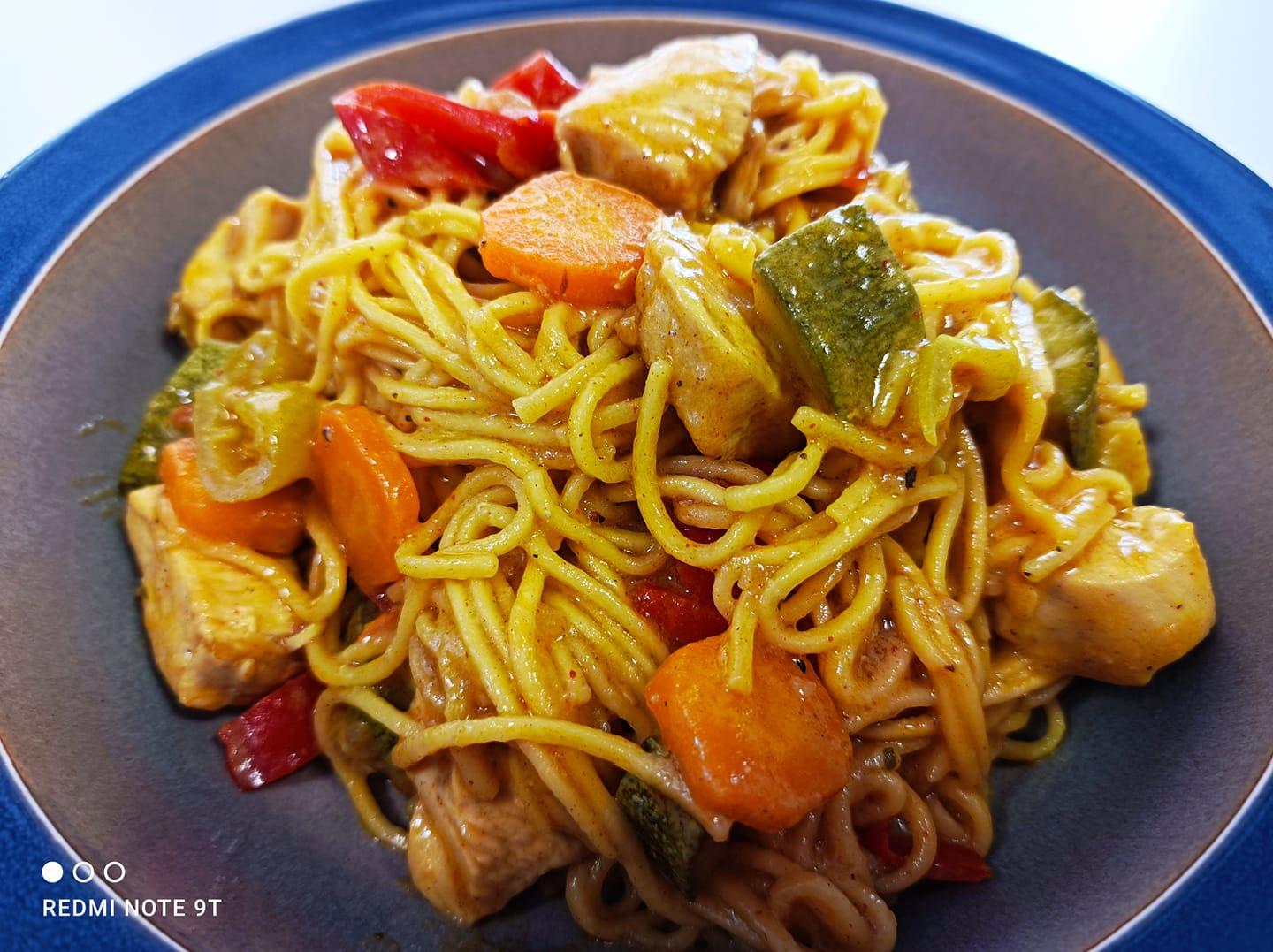 Νούντλς_ με _Κοτόπουλο _και_ λαχανικά_