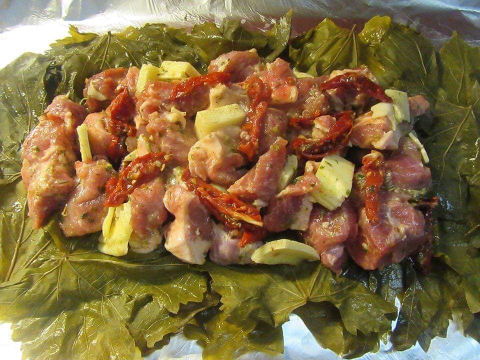 Χοιρινό_ ρολό_ με_αμπελόφυλλα_