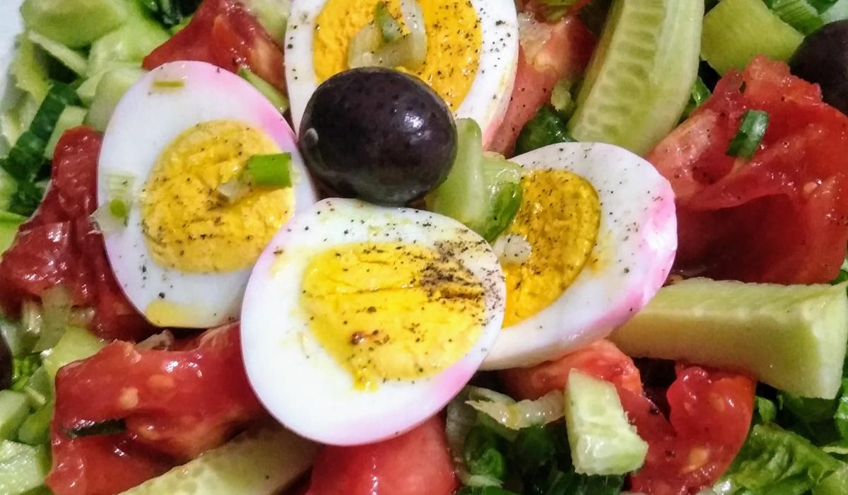Πράσινη σαλάτα με αυγό _